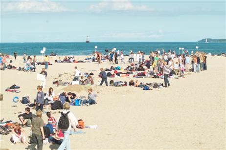 Das komplette Willhöden-Gymnasium auf einen Schlag am Strand. Ein Teil der 740 Schüler, Lehrer, Schulsekretariat und Hausmeister beim großen Spaßspiel »Kommunikation alle mit allen«.
