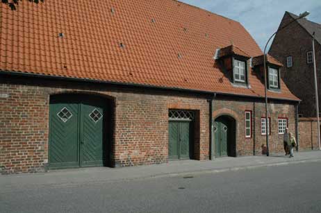 Die Remise ist 18 Meter lang und 10 Meter breit. Hier wurden schon Pferde, Feuerwehr-Autos, Touristen und Wohnungen untergebracht. Auf die linke Seite des Daches sollen noch zwei Gauben, wie sie rechts schon zu sehen sind, kommen, damit ein einheitliches Bild entsteht. Foto: HELGE NORMANN