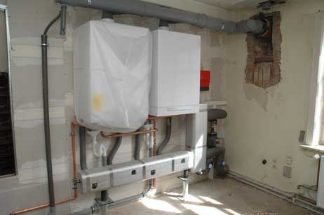 Im Inneren des Hauses ist noch viel zu tun. Gerade wurde eine neue Viessmann Gas-Heizung durch die Firma Lüders installiert. Foto: HELGE NORMANN