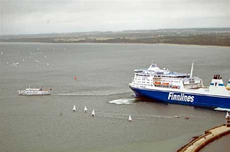 Mit lang anhaltenden Achtungssignalen warnte die Fähre »Nordlink« die kleine »Marittima«. Foto: KARL ERHARD VÖGELE