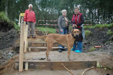 Spaziergänger auf der »Buddenbrook-Treppe« am Brodtener Steilufer. Die Treppe wurde inzwischen wieder abgerissen. Foto: ARCHIV TRAVEMUENDE AKTUELL