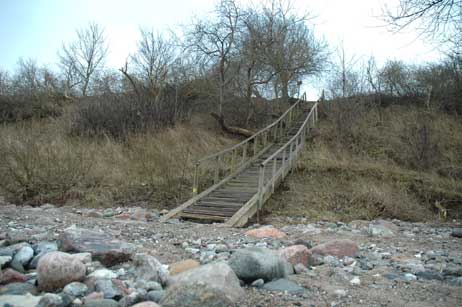 Wie so eine Holztreppe dauerhaft installiert werden kann, zeigt der bestehende Aufgang in der Nähe von Niendorf. Foto: ARCHIV TRAVEMUENDE AKTUELL
