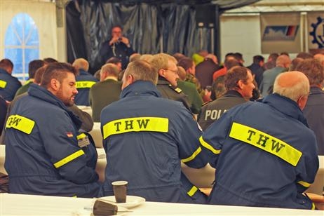 Vertreter des THW, der Polizei und der anderen Dienste und Organisationen bei der Eröffnungs- und Informationsveranstaltung. Foto: KARL ERHARD VÖGELE