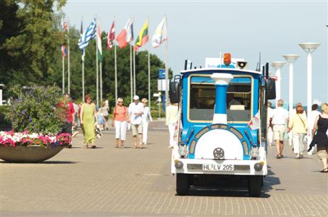 Unser Promenadenexpress ist wohl ein Leichtgewicht gegenüber den oftmals schweren LKW oder Arbeitsgeräten zur Seetangbeseitigung, die im Laufe der vielen Jahre der Strandpromenade zugesetzt haben.