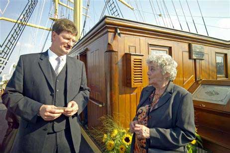 Hildegard Ahrens erzählte dem Standesbeamten Holger Boot ein bisschen von der Verbindung der Familie zum Windjammer »Passat«. Fotos: KARL ERHARD VÖGELE
