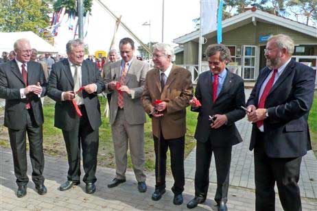 Sven Hollesen, Bernd Muckenschnabel (Novasol), Alex Lolkema (Landal), Senator Wolfgang Halbedel, Bürgermeister Bernd Saxe und Senator Franz-Peter Boden schnitten das rote Band druch. Fotos: KARL ERHARD VÖGELE