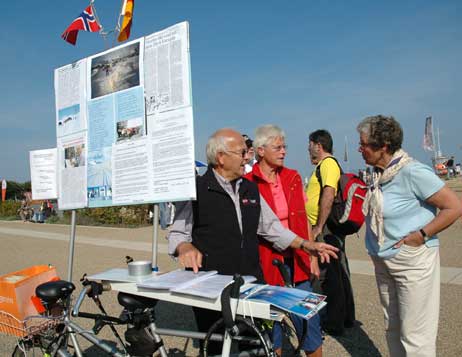 Dieter Ritter tourt zur Zeit auch mit seinem Tandem durch Travemünde und erzählt Interessierten von »seinem« Skigebiet. Foto: RD