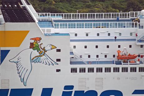Nils Holgerson ist an den Aufbauten des Schiffes zu sehen. Er ist Hauptfigur des Romans »Die wunderbare Reise des kleinen Nils Holgersson mit den Wildgänsen« der schwedischen Schriftstellerin Selma Lagerlöf.