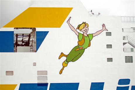 Ein Bild von PETER PAN ist an beiden Seiten des Schiffes zu sehen. Peter Pan ist die Hauptfigur einiger Kindergeschichten von James Matthew Barrie.