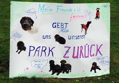 »Wir wollen unseren Park zurück!«. Das Protestplakat brachten Hundebesitzer heute in den Orkneypark mit. Foto: RD