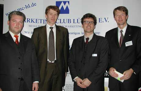 Frank Döring (rechts), hier auf einem Foto von einer Marketing-Club Veranstaltung im Jahre 2002, ist Präsident des MC Lübeck. Foto: ARCHIV TRAVEMUENDE AKTUELL