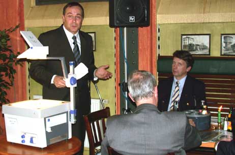 Der Marketing-Club Lübeck war auch schon in Travemünde zu Gast: Hier bei einer Veranstaltung im Strandbahnhof im November 2002 mit Reiner Latsch (stehend), dem Konzernbevollmächtigten der Bahn, und Johann W. Wagner (sitzend), damals Tourismus-Chef von Lübeck (heute bei Dräger). Damals ging es unter anderem um die anstehende Sanierung des Strandbahnhofes. Der Marketing-Club wendet sich an Unternehmer und Entscheider, die mit Marketing, also der Optimierung von Verkauf und Einkauf, zu tun haben. Foto: ARCHIV TRAVEMUENDE AKTUELL