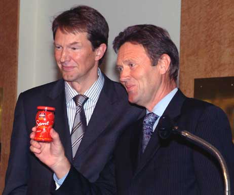 So war es letztes Jahr: Heinz von Kempen (rechts) Sprecher der Geschäftsführung der Schwartauer Werke GmbH & Co. KG, erhält den Lübecker Marketing-Award 2006 von Frank Döring, Präsident des Marketing-Club Lübeck e.V.</p><p>Ausgezeichnet wurde die Produkteinführung der Konfitüre »Samt«. FOTO: MARKETING-CLUB LÜBECK E.V.