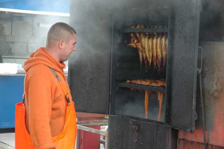 Michael am Räucherofen. Im Travemünder Fischereihafen wird frischer Fisch vor Ort geräuchert. Foto: HELGE NORMANN