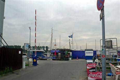 Ab 1. Dezember kann der Travemünder Fischereihafen nur noch bei berechtigtem Interesse mit dem PKW angefahren werden. Eine Schrankenanlage soll das durchsetzen. Foto: KARL ERHARD VÖGELE