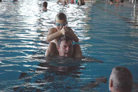 Auch TSV-Chef Markus Hellwich genießt das Vereins-Schwimmen in Niendorf. Jetzt müssen die TSVler warten, bis Kücknitz fertig saniert ist. Solange gibt es für Travemünder Kinder keinen Schwimm-Unterricht. Foto: RD