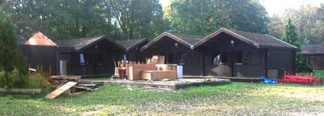 Die Holz-Ferienhäuser auf dem Gelände der Jugendfreizeitstätte sind größtenteils verkauft, werden von den Käufern nach und nach demontiert. So manche Hütte bekommt ein »zweites Leben« als Gartenhäuschen. Fotos: BIRGIT HOFFMANN