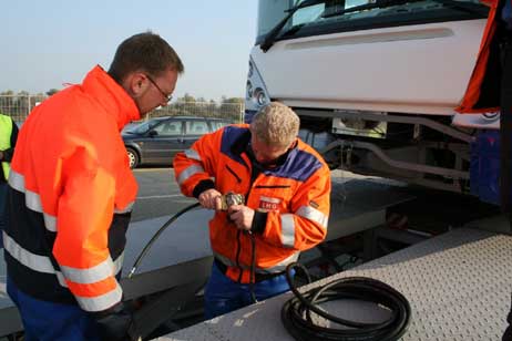 LHG-Mitarbeiter Uwe Langhoff (re.) und HBV-Mitarbeiter Ronny Björk beim Anbringen der</p><p>speziellen Luftdruckleitung an den Trolleybus. Foto: LHG/Klein