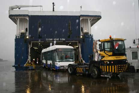 Die Busse bei der Verladung auf das DFDS-Lisco Fährschiff »Envoy« am heutigen Nachmittag (in strömendem Regen). Foto: LHG/Klein