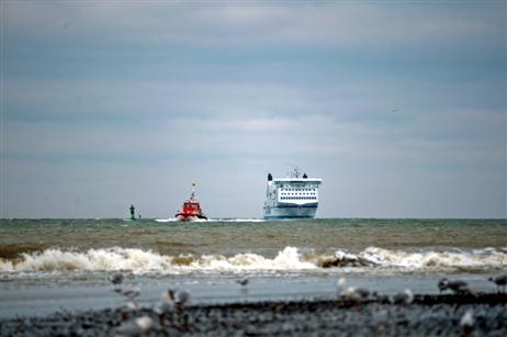Wind und Wellen spülen sie auf die Strände. Da kann auch kein noch so schönes Bild der Fähren entschädigen, wenn die Seeluft ihren Namen nicht mehr verdient.