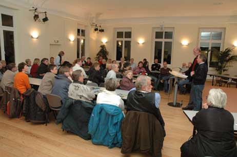Rund 50 Hundehalter waren heute Abend im Gesellschaftshaus zusammengekommen, um sich über Freilaufflächen in Travemünde zu informieren. Foto: RD