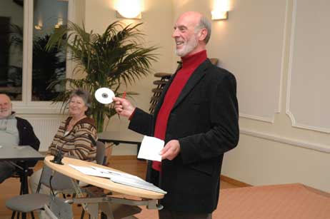 Karl-Heinz Scharun hatte im Vorfeld der Veranstaltung um Zuschriften gebeten. Es kam nur ein Brief: Anonym, mit einer CD, auf der sich jemand die Mühe gemacht hatte, ausschließlich Hundehaufen zu fotografieren. Thema des Abends waren allerdings die Freilauf-Flächen. Foto: RD