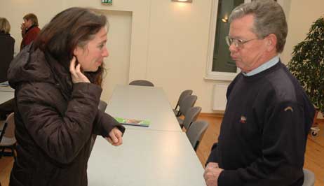 Frau Penz hatte sich dankenswerter Weise die Mühe gemacht, den Termin im Gesellschaftshaus zu organisieren. Rudi Lichtenhagen (rechts), bekannter Moderator von »Kaffee & Mehr«, kümmerte sich um einen geordneten Verlauf der Diskussion. Foto: RD
