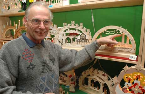 Maritim mit Schriftzug und den ganzen Bogen etwas größer: Dieter Schwarz plant seinen Travemünder Schwibbogen im XXL-Format. Foto: RD
