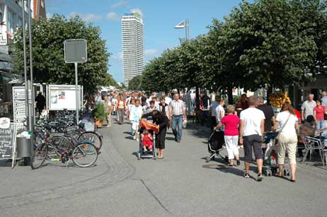 Vom 15. Dezember bis 31. Oktober ermöglicht die Bäderregelung bei uns auch das Sonntags-Shopping. Urlauber sollen sich nach der Ankunft am Reiseziel mit Gegenständen des täglichen Bedarfs versorgen können. Foto: ARCHIV TRAVEMUENDE AKTUELL