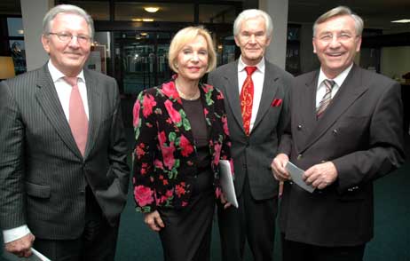 Die Nachrichten-Sprecher Jo Brauner, Dagmar Berghoff und Wilhelm Wieben wurden von Rosenhof-Direktor Reiner Hülsebusch begrüßt. Foto: RD