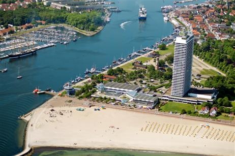 Das Maritim Strandhotel Travemünde. Links davon der Aqua-Top-Komplex. Foto: KEV
