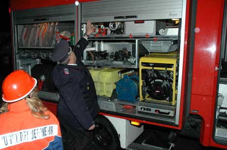 Das Löschfahrzeug der FFW Ivendorf war schon mal im Labradorweg zu sehen und zu hören. Am Dienstag ist die Ivendorfer Jugendfeuerwehr Gastgeber des »Lebendigen Adventskalenders«. Foto: RD