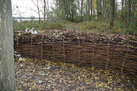 Der umstrittene Weidenflechtzaun am Priwall-Rundweg im Oktober 2006. Inzwischen verfällt die Anlage, die Wege werden nicht mehr gepflegt, die Papierkörbe wurden abgebaut. Foto: ARCHIV TA