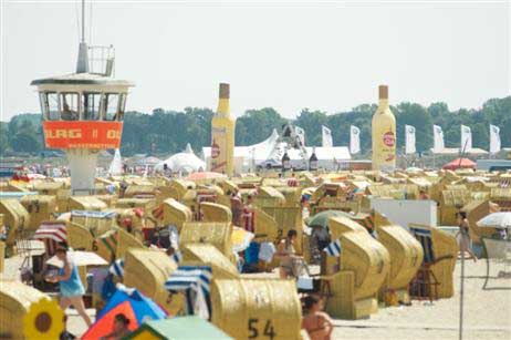 Wer bewacht ab 2009 den Strand? Das orangefarbene DLRG-Logo an den Wachtürmen gehört für ganze Urlauber-Generationen zum vertrauten Bild. Foto: KEV