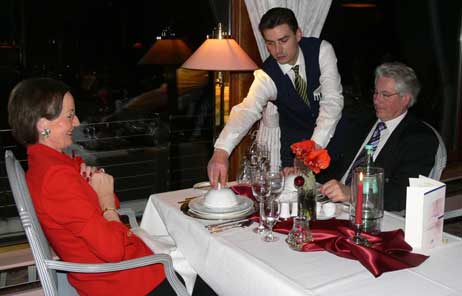 Im Restaurant »Über den Wolken« erlebten die Gäste einen kulinarischen Hochgenuss mit einer wunderschönen Aussicht über das weihnachtlich beleuchtete Travemünde. Foto: CLAUDIA SCHMÄING