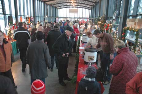 Gut gefüllt, draußen wie drinnen. Wenn der Nikolausmarkt nächstes Jahr wieder am Ostspreußenkai stattfindet, werden sicher noch ein paar zusätzliche Zelte hermüssen. Foto: RD