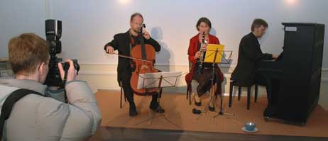 Musizierten im Gesellschaftshaus: Dieter Klockenbusch (links), Stefanie Silberbach und Olaf Silberbach. Foto: RD