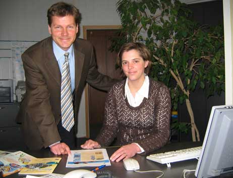 Unabhängig voneinander zum gleichen Ergebnis gekommen: Heike Lemke als neue Mitarbeiterin für den Fachbereich Online-Marketing und Tourismusdirektor Joachim Nitz haben sich in Scharbeutz für das TOMAS-System entschieden, das 2008 auch die Nachbargemeinden installieren wollen. Bislang ohne Schnittstelle zum Nachbarort, was technisch nun aber durchaus möglich wäre. Foto: TOURISTSERVICE SCHARBEUTZ
