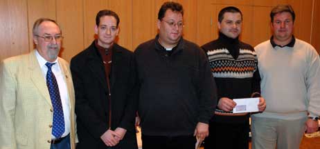 Sigerehrung: Schachspartenleiter Rüdiger Pflaum, IM Arnd Lauber (Platz 3), GM Robert Rabiega (Platz 2), GM Michail Ivanov und TSV-Chef Markus Hellwich. (v.l.)
