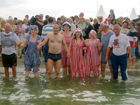 12 Grad Wassertemperatur: Kurdirektor Uwe Kirchhoff (Mitte) und kostümierte Wasserratten beim Anbaden am 13. Mai 2007.