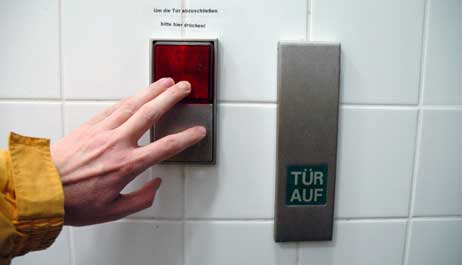 Türöffner? Der legendäre Schließmechanismus im Bahnhofs-WC verwirrte die Reisenden. Foto: HELGE NORMANN