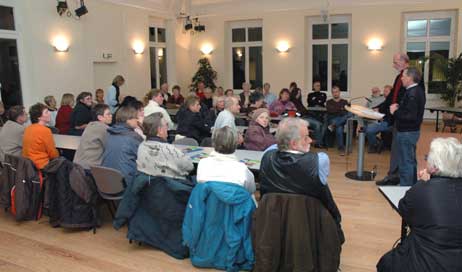 Diskussionsveranstaltung mit Hundehaltern im Gesellschaftshaus des Gemeinnützigen Vereins, unter der Leitung von Karl-Heinz Scharun und Rudi Lichtenhagen, am 30. Oktober 2007. Foto: <b>ARCHIV TA</b>