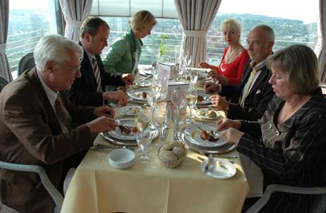 »Anspruchsvolle Genießer« findet man seit jeher im Travemünder »Restaurant über den Wolken«. Bald soll Travemünde bevorzugte Urlaubsregion für diese Zielgruppe werden. Fotos: <b>HELGE NORMANN</b>