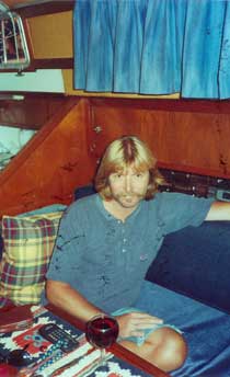 Mike und das Meer: Ein Glas Wein am Abend an Bord des Segelbootes, auf dem er zuhause ist. Foto: <b>PRIVAT</b>
