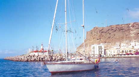 Viele Träumen davon, er hat es durchgezogen: Mike Goebel lebt seit 20 Jahren auf diesem Segelboot vor Gran Canaria. Foto: <b>PRIVAT</b>