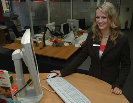 Tanja Ehlers (20) aus Lübeck lernt in der Sparkassen-Geschäftsstelle in der Vorderreihe. Foto: <b>HELGE NORMANN</b>