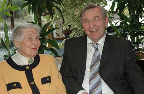 Maria Cramer, hier beim Plausch mit Rosenhof-Direktor Reiner Hülsebusch, feierte heute ihren 102. Geburtstag in Travemünde. Foto: <b>JK</b>