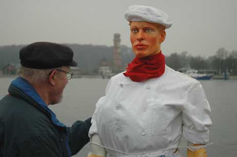 Schiffskoch Jakob guckt noch etwas bedröppelt. Wurde er betäubt und auf die Passat verschleppt? Offensichtlich wurde die Mannschaft in Fesseln an Bord gebracht. Foto: <b>HELGE NORMANN</b>