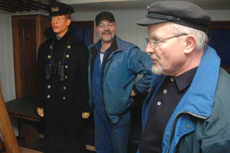 Kapitän Ulf Sack (rechts) und Schiffsmechaniker Mike Zöllner (mitte) sperrten Kapitän Jan Stürhold bis zur Abreise im Kartenraum der Viermastbark »Passat« ein. Foto: <b>HELGE NORMANN</b>