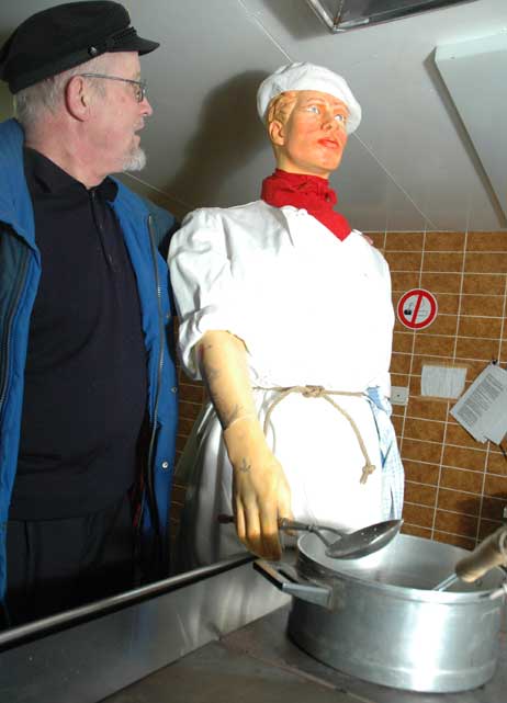 Kapitän Ulf Sack freut sich: Als erstes will Schiffskoch Jakob in der Kombüse eine ordentliche Portion Labskaus kochen. Foto: <b>HELGE NORMANN</b>